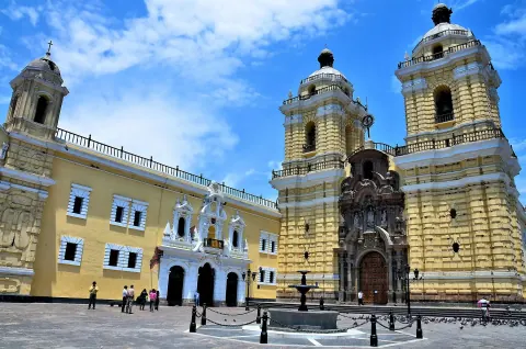 City Tour de Lima: Centro Histórico, Huaca Pucllana y Catacumbas con Pisco Sour